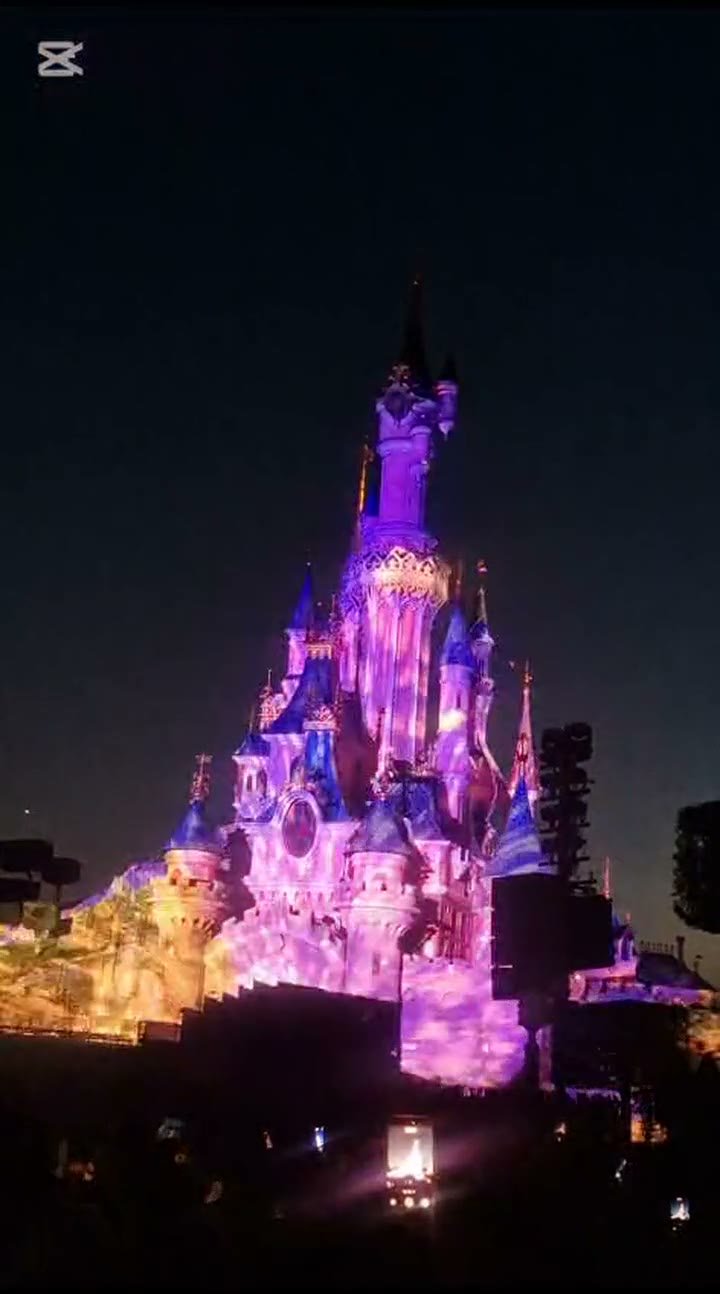 Castillo de Disneyland Paris iluminado de noche